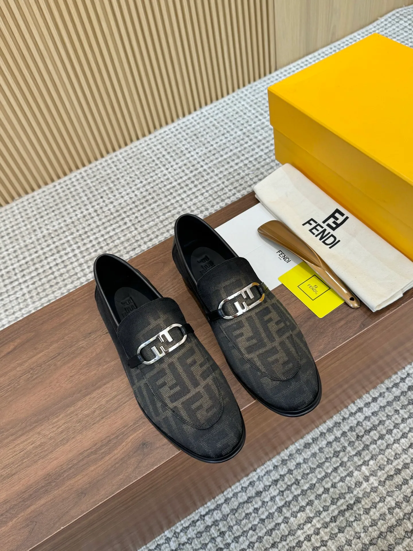[FENDI] Top P: 980💰 ▪️Size: Men's 39-44. (Customized at 38.45.46) Fendi men's business casual leather shoes Imported brand cloth/calfskin/open edge beads/brand logo printing -Inside: Comfortable cowhide lining -Outsole: Genuine leather outsole with rubber backing embedded in the heel, perfect injection molding -Ultra-high quality control·Fine workmanship: highlighted (high-end·luxury·grade)